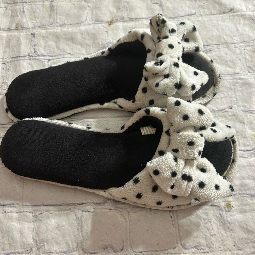 DEARFOAMS BLACK AND WHITE POLKA DOTS BOW OPEN TOE SLIPPERS WOMEN’S SIZE LARGE